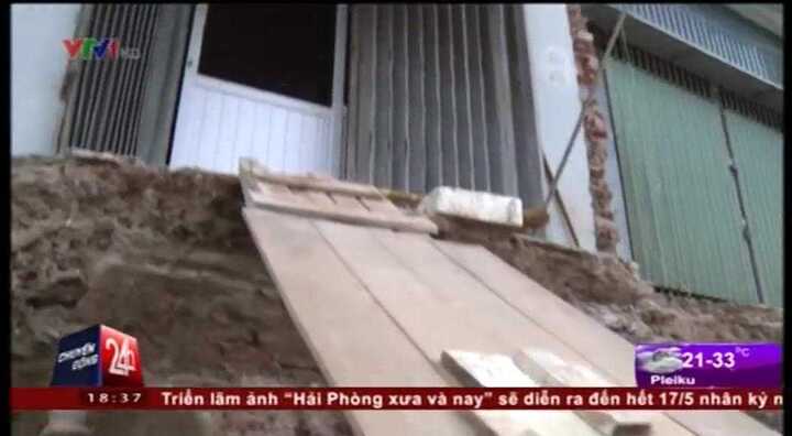 Dân bắc thang vào nhà trên 'đoạn đường đắt nhất Thủ đô'