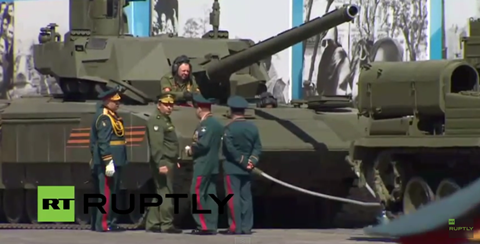 Siêu tăng T14 Armata Nga 'tuột xích' khi tập dượt