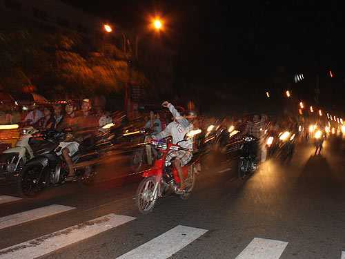 Bắt nhóm thanh niên đua xe 'bạt mạng' trên phố Hà Nội