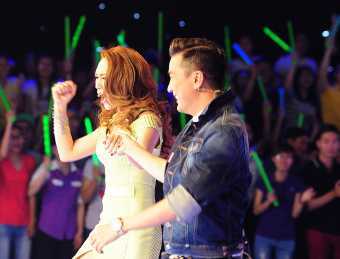 Đàm Vĩnh Hưng phấn khích nhảy nhót cùng Mỹ Tâm