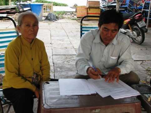 Gia đình 3 người gửi đơn xin... tự thiêu