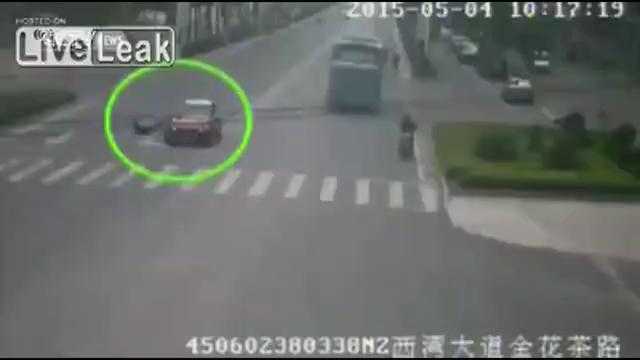 Clip: Cố tình lao đầu vào ôtô đang chạy để tống tiền