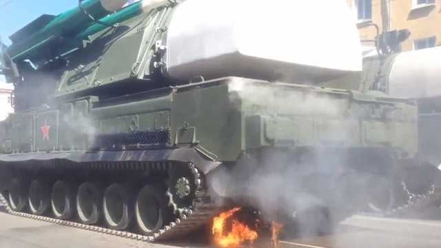 Video: Bệ phóng tên lửa BUK cháy động cơ trong lễ duyệt binh Chiến thắng