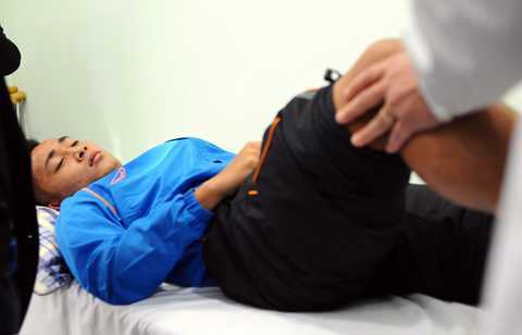Cả đội U23 Việt Nam vào viện đo điện tâm đồ