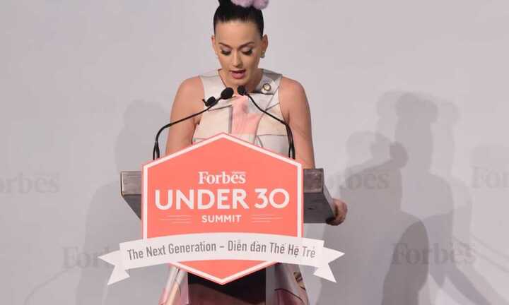 Katy Perry giản dị, nữ tính khi xuất hiện ở Việt Nam