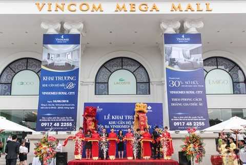 Hơn 800 lượt khách thăm quan nhà mẫu R6 Vinhomes Royal City