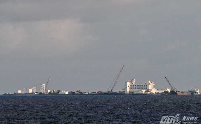 Phóng viên tận thấy 'đại công trường' Trung Quốc ngang nhiên trên đảo Gạc Ma Việt Nam