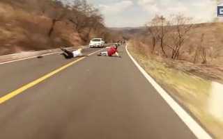 Trượt ván lao thẳng đầu ô tô, may mắn thoát chết