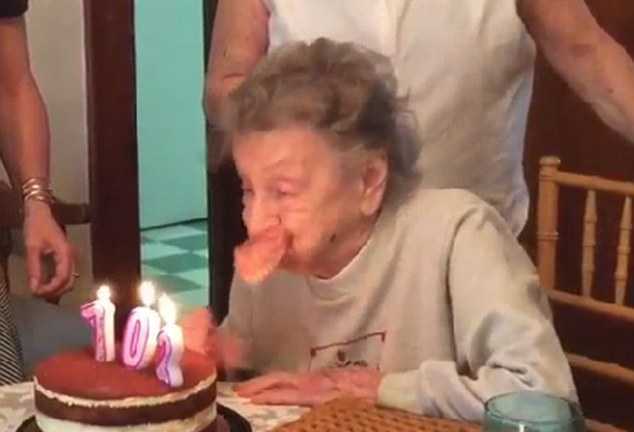 Cụ bà thổi nến sinh nhật 102 tuổi bay luôn hàm răng giả