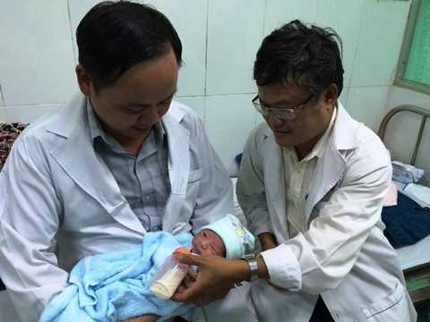 Bé trai sơ sinh bị vứt trong thùng rác ở TP.HCM