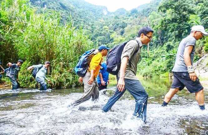 Hình ảnh PTT Vũ Đức Đam lội suối, trèo đèo giới thiệu Sơn Đoòng gây ấn tượng mạnh
