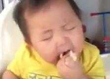 Clip em bé vừa ăn vừa ngủ dễ thương đến nỗi không thể không xem