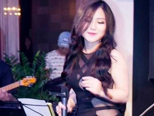 Hương Tràm vô tư mặc hở táo bạo mặc việc từng bị cấm diễn