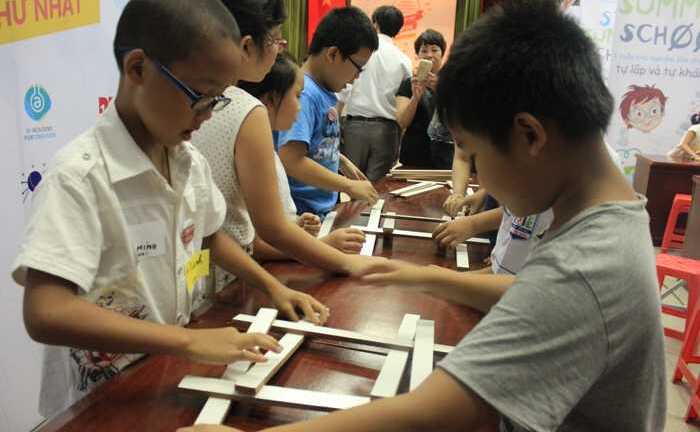 Học sinh tiểu học xây cầu tự đứng vững theo thiết kế của Da Vinci