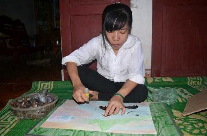 Cô gái khuyết tật sáng tác tranh độc đáo bằng lông gà