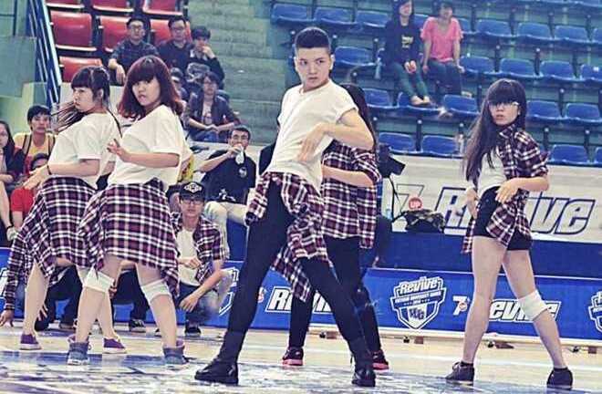 Nam sinh điển trai, có biệt tài nhảy trên giày cao gót