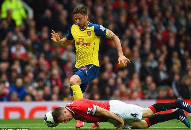 Phil Jones 'bơi, bò, trườn' cứu Man Utd