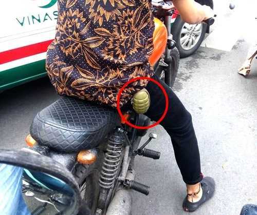 Nam thanh niên đeo 'lựu đạn' lủng lẳng bên hông gây tò mò