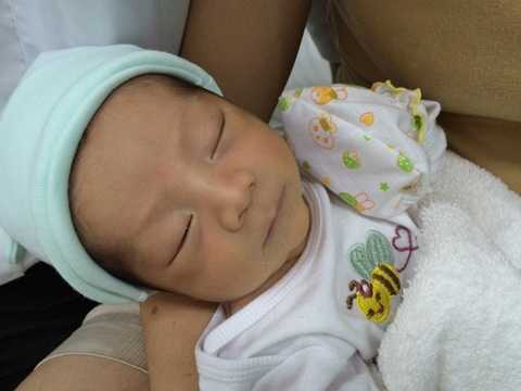 Bé trai sơ sinh bị vứt thùng rác: Tranh nhau đến nhận xin con nuôi