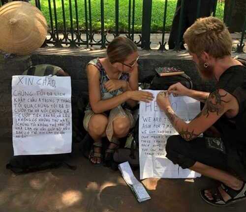 Thực hư 2 du khách nước ngoài treo biển bị cướp, nhờ giúp đỡ ở Văn Miếu