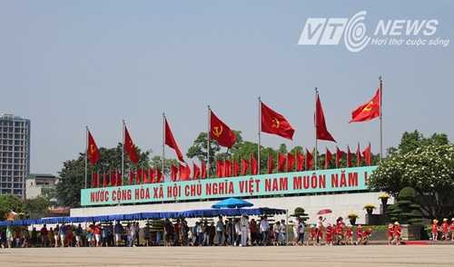 Hàng nghìn người đội nắng xếp hàng vào Lăng viếng Bác