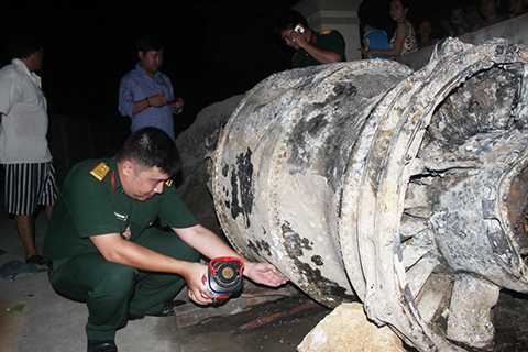 4 ngày vật lộn giữa biển với 'vật thể lạ' nghi đuôi máy bay