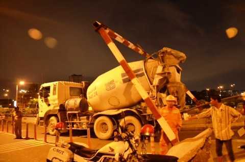 TP.HCM: Xe bê tông húc tung thanh giới hạn chiều cao, kẹt xe giữa đêm