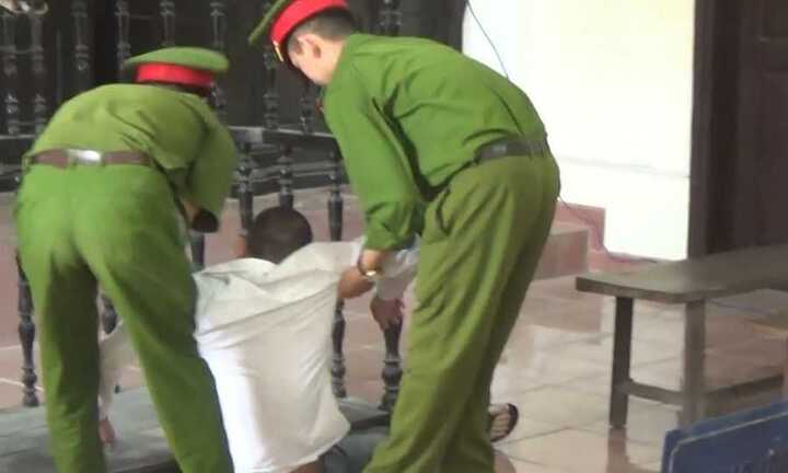 Loa phát nổ trên xe giường nằm: Kẻ cài mìn ngất xỉu giữa tòa