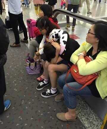 Video: Máy bay Vietnam Airlines hạ cánh khẩn ở Hồng Kông, hành khách vạ vật