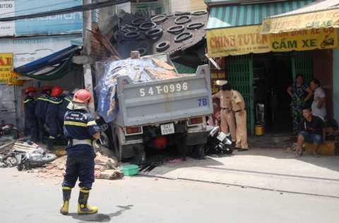 Xe ben đâm sập nhà dân, 5 người thương vong: Nghi ô tô mất phanh