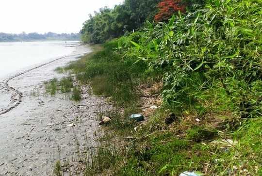 Thi thể nam thanh niên dạt vào bờ sông