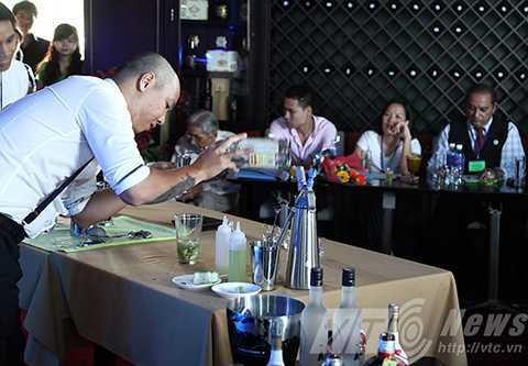 Thí sinh trổ tài sáng tạo cocktail Việt cùng 'phù thủy' bartender 95 tuổi