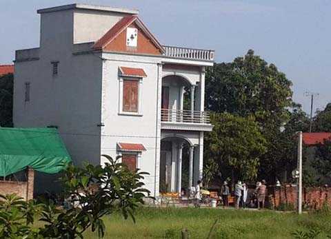 Người đàn ông chết đã nhiều ngày trong tư thế treo cổ