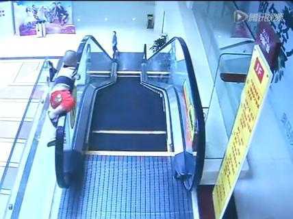 Bé 3 tuổi nghịch dại với thang máy gặp họa thảm khốc