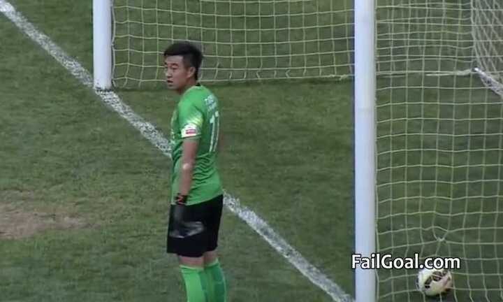 Clip hot: Thủ môn Trung Quốc mải uống nước để thủng lưới