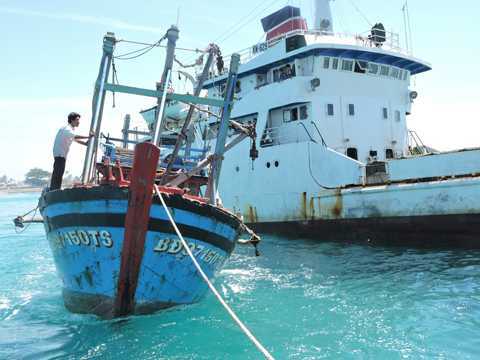 Bị quấy nhiễu, tàu hải quân lai dắt thành công tàu cá bị nạn về đảo Lý Sơn