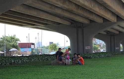 Nắng khủng khiếp, người Hà Nội đổ xô ra gầm cầu tránh nóng