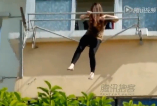 Phì cười clip thiếu nữ nhảy lầu tự tử mắc vào dây phơi