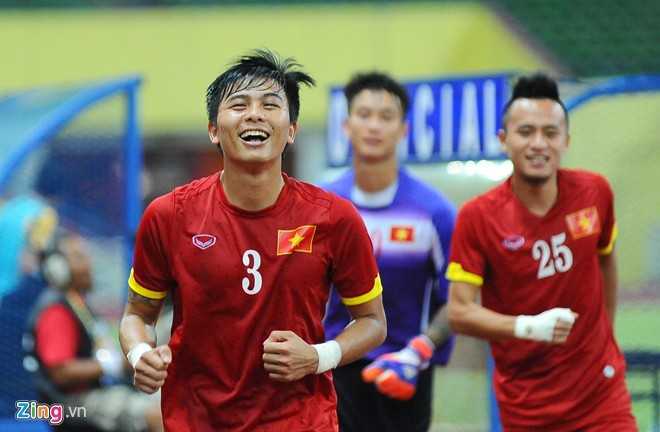 Mạnh Hùng sút xa hiểm hóc ấn định chiến thắng 6-0