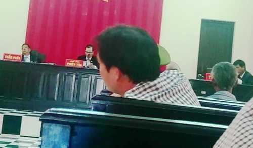 Thẩm phán ngủ gật khi ngồi xử án: 'Chỉ ngoẹo cổ, nhắm mắt có mấy giây thôi!'