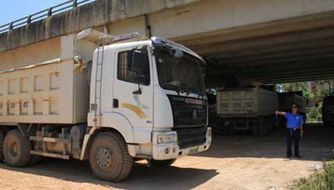 Điều xe đặc chủng từ Hà Nội vào Thanh Hóa 'xử' xe quá tải