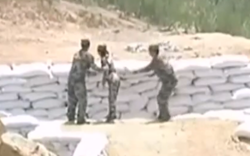 Hãi hùng clip nữ giới ném lựu đạn