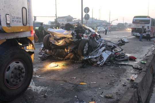 TP.HCM: Container đâm xe đang dừng đèn đỏ, 5 người tử vong