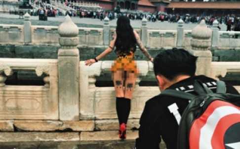 Choáng với trào lưu vào Tử Cấm Thành chụp ảnh dung tục của giới trẻ TQ