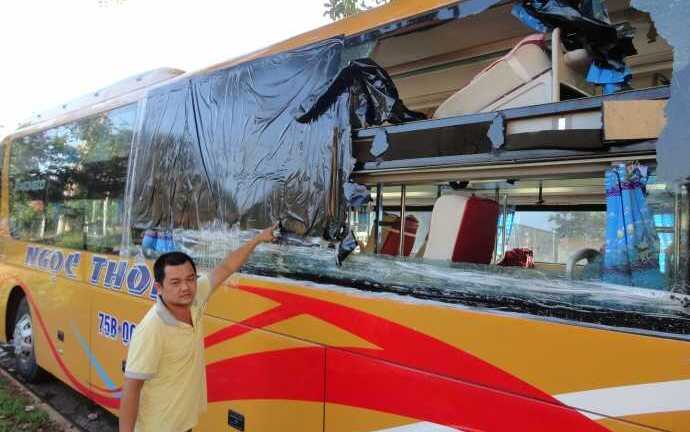 Khẩn trương điều tra vụ hàng loạt xe khách bị ném đá trong đêm