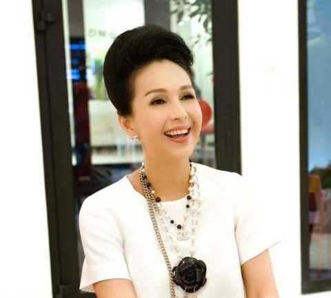 Diễm My khoe nhan sắc không tuổi