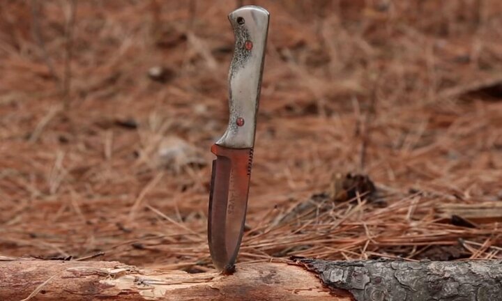 Lính không quân Mỹ trình diễn khả năng sinh tồn với vũ khí tự chế