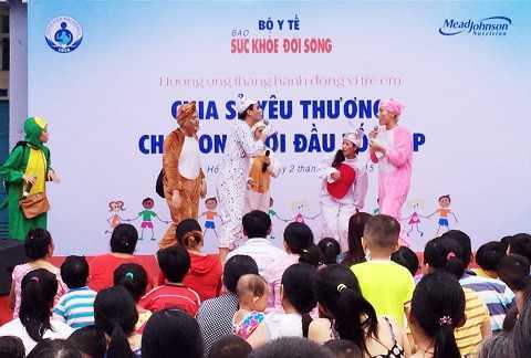 Tặng 400 phần quà bệnh nhi có hoàn cảnh khó khăn