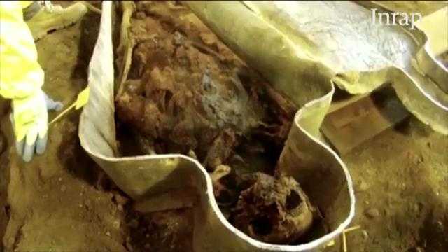 Video: Khai quật xác ướp 'quý bà' 350 năm tuổi ở Pháp