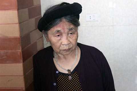 Mẹ già đau xót kể lại chuyện bị con trai đạp ngã